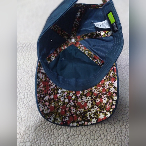 Lot of 2 Nike Women's Hats - Picture 5 of 7